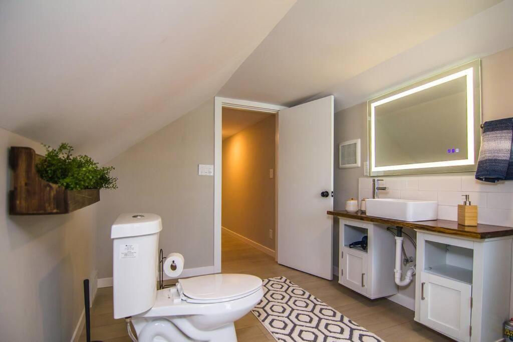 Lake House- Four Bedroom Retreat, King Bed, Beautiful Sunset! Brooklyn Center Εξωτερικό φωτογραφία