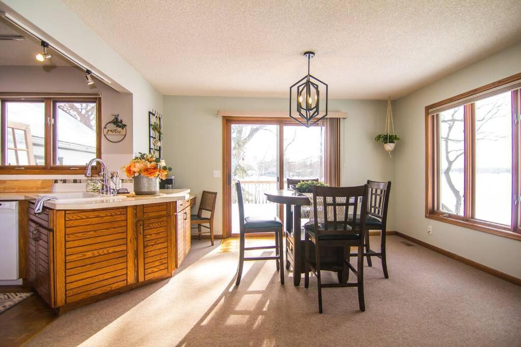 Lake House- Four Bedroom Retreat, King Bed, Beautiful Sunset! Brooklyn Center Εξωτερικό φωτογραφία