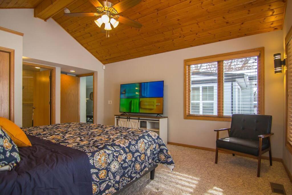 Lake House- Four Bedroom Retreat, King Bed, Beautiful Sunset! Brooklyn Center Εξωτερικό φωτογραφία