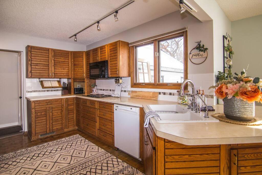 Lake House- Four Bedroom Retreat, King Bed, Beautiful Sunset! Brooklyn Center Εξωτερικό φωτογραφία