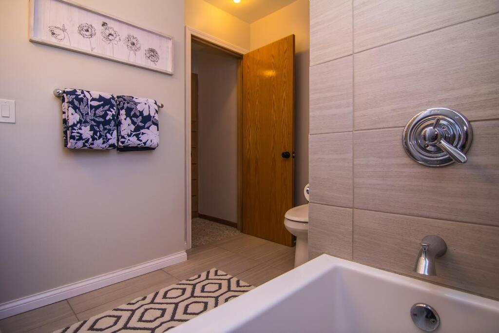 Lake House- Four Bedroom Retreat, King Bed, Beautiful Sunset! Brooklyn Center Εξωτερικό φωτογραφία