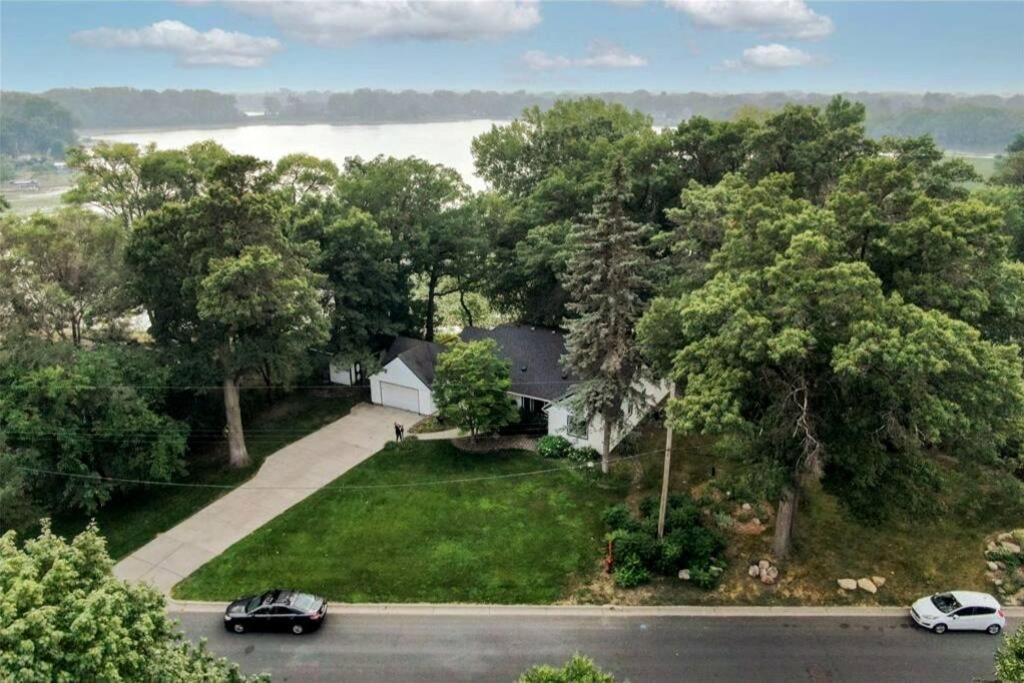 Lake House- Four Bedroom Retreat, King Bed, Beautiful Sunset! Brooklyn Center Εξωτερικό φωτογραφία