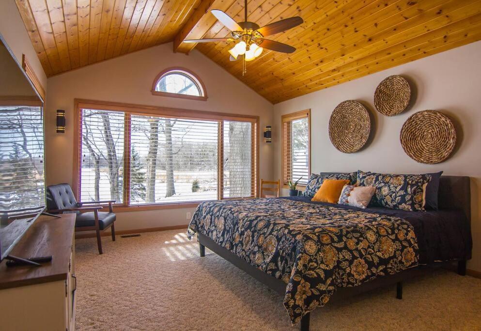 Lake House- Four Bedroom Retreat, King Bed, Beautiful Sunset! Brooklyn Center Εξωτερικό φωτογραφία