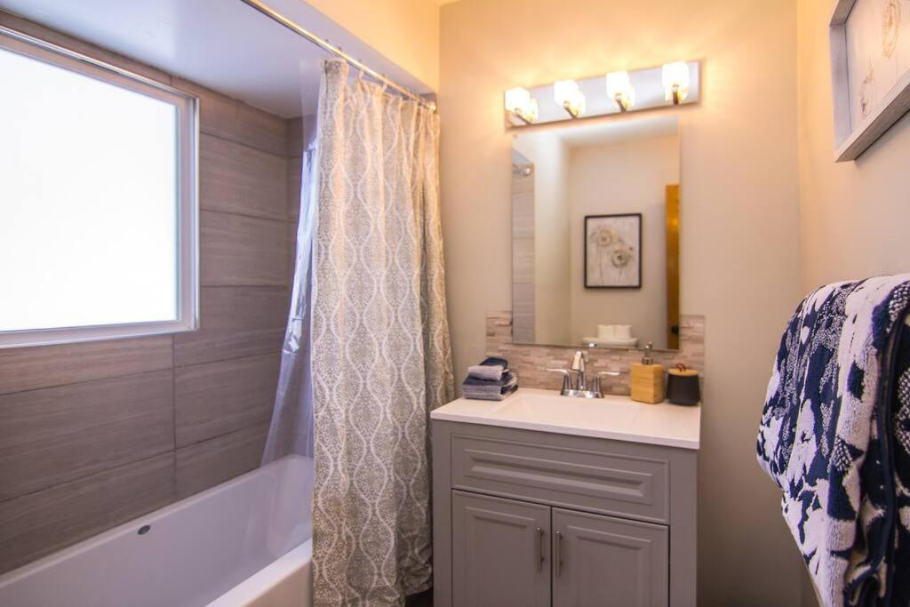 Lake House- Four Bedroom Retreat, King Bed, Beautiful Sunset! Brooklyn Center Εξωτερικό φωτογραφία