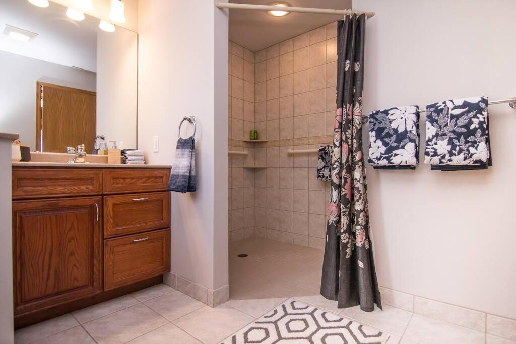 Lake House- Four Bedroom Retreat, King Bed, Beautiful Sunset! Brooklyn Center Εξωτερικό φωτογραφία