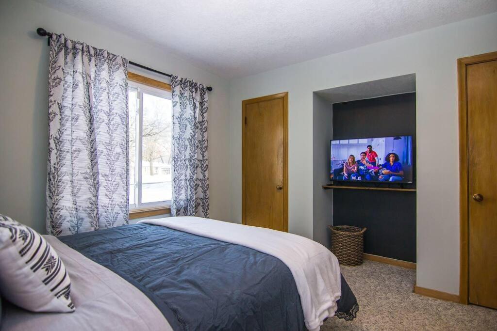Lake House- Four Bedroom Retreat, King Bed, Beautiful Sunset! Brooklyn Center Εξωτερικό φωτογραφία