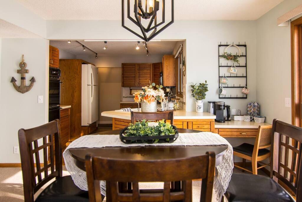 Lake House- Four Bedroom Retreat, King Bed, Beautiful Sunset! Brooklyn Center Εξωτερικό φωτογραφία