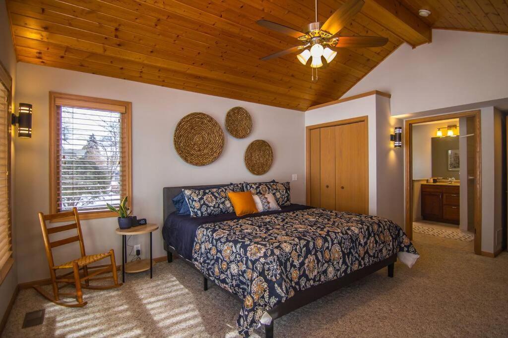 Lake House- Four Bedroom Retreat, King Bed, Beautiful Sunset! Brooklyn Center Εξωτερικό φωτογραφία