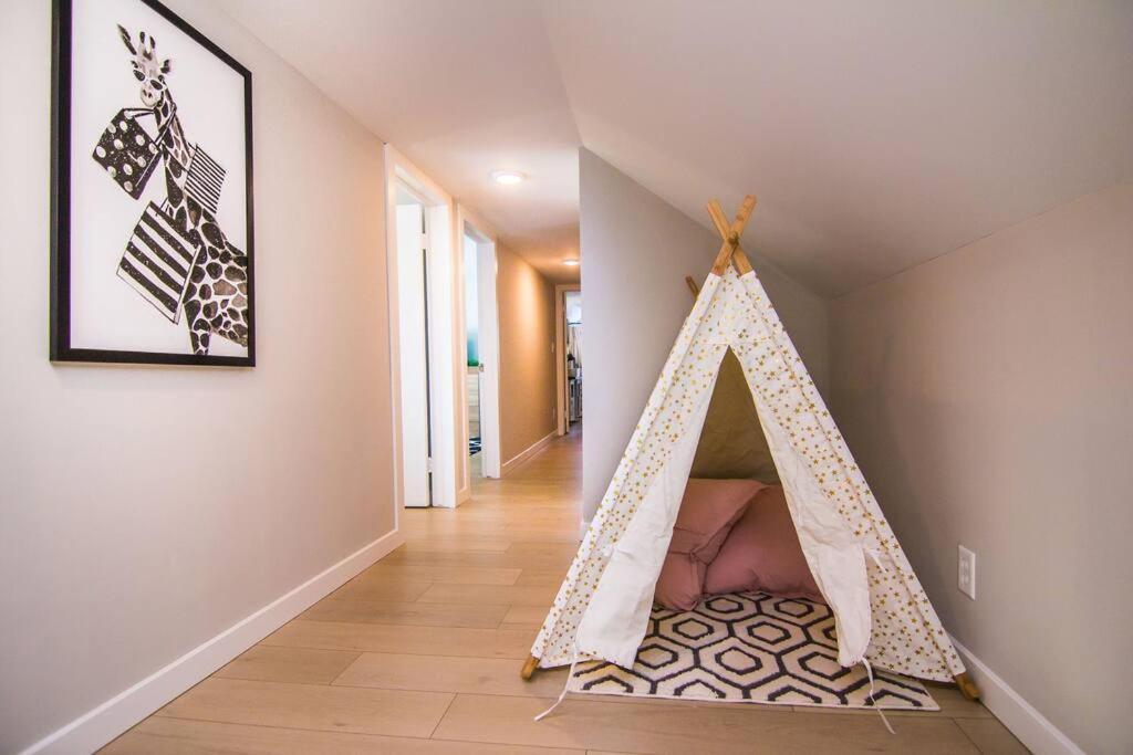 Lake House- Four Bedroom Retreat, King Bed, Beautiful Sunset! Brooklyn Center Εξωτερικό φωτογραφία