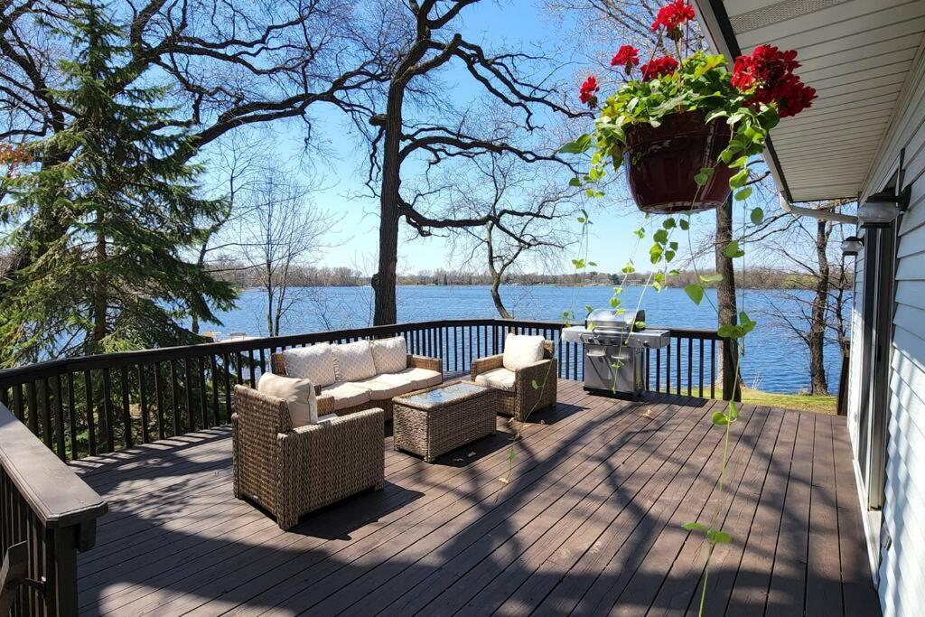 Lake House- Four Bedroom Retreat, King Bed, Beautiful Sunset! Brooklyn Center Εξωτερικό φωτογραφία