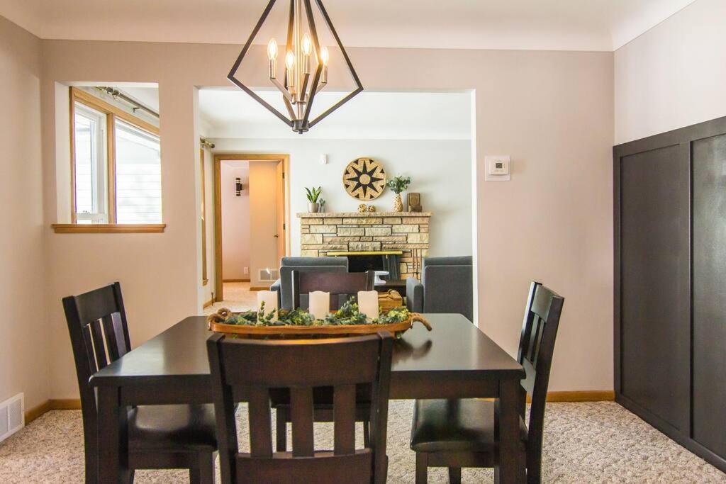 Lake House- Four Bedroom Retreat, King Bed, Beautiful Sunset! Brooklyn Center Εξωτερικό φωτογραφία
