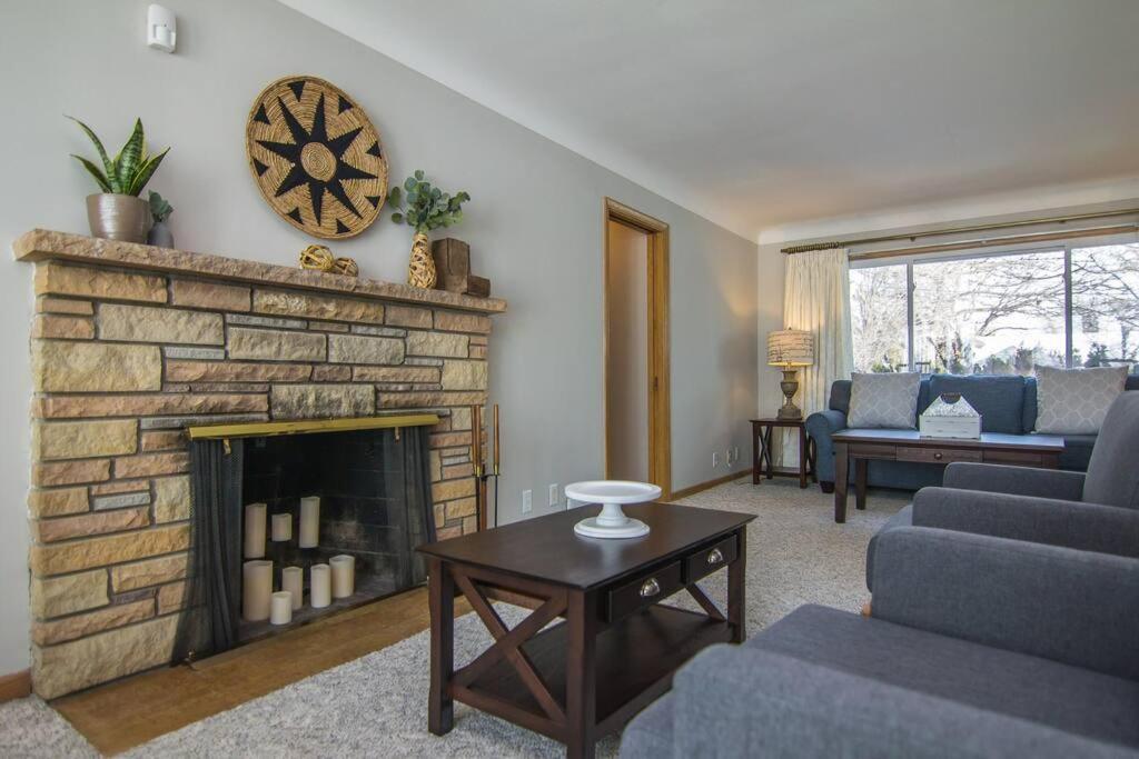 Lake House- Four Bedroom Retreat, King Bed, Beautiful Sunset! Brooklyn Center Εξωτερικό φωτογραφία