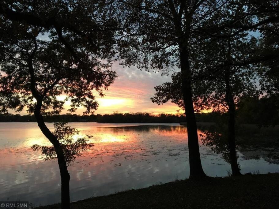 Lake House- Four Bedroom Retreat, King Bed, Beautiful Sunset! Brooklyn Center Εξωτερικό φωτογραφία