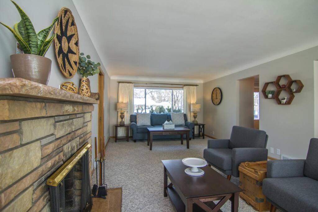 Lake House- Four Bedroom Retreat, King Bed, Beautiful Sunset! Brooklyn Center Εξωτερικό φωτογραφία