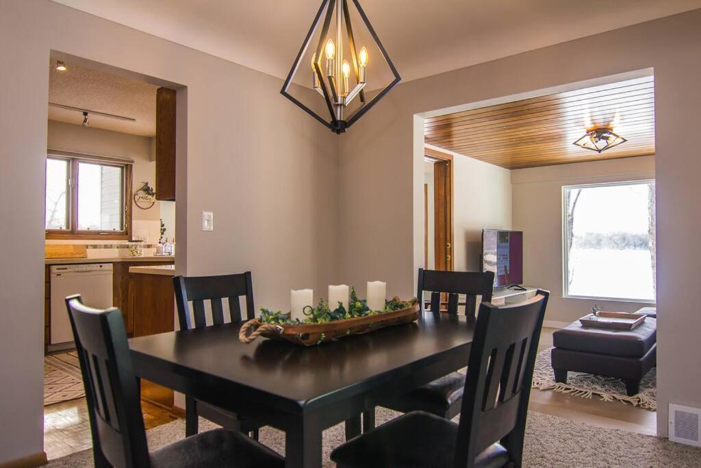 Lake House- Four Bedroom Retreat, King Bed, Beautiful Sunset! Brooklyn Center Εξωτερικό φωτογραφία