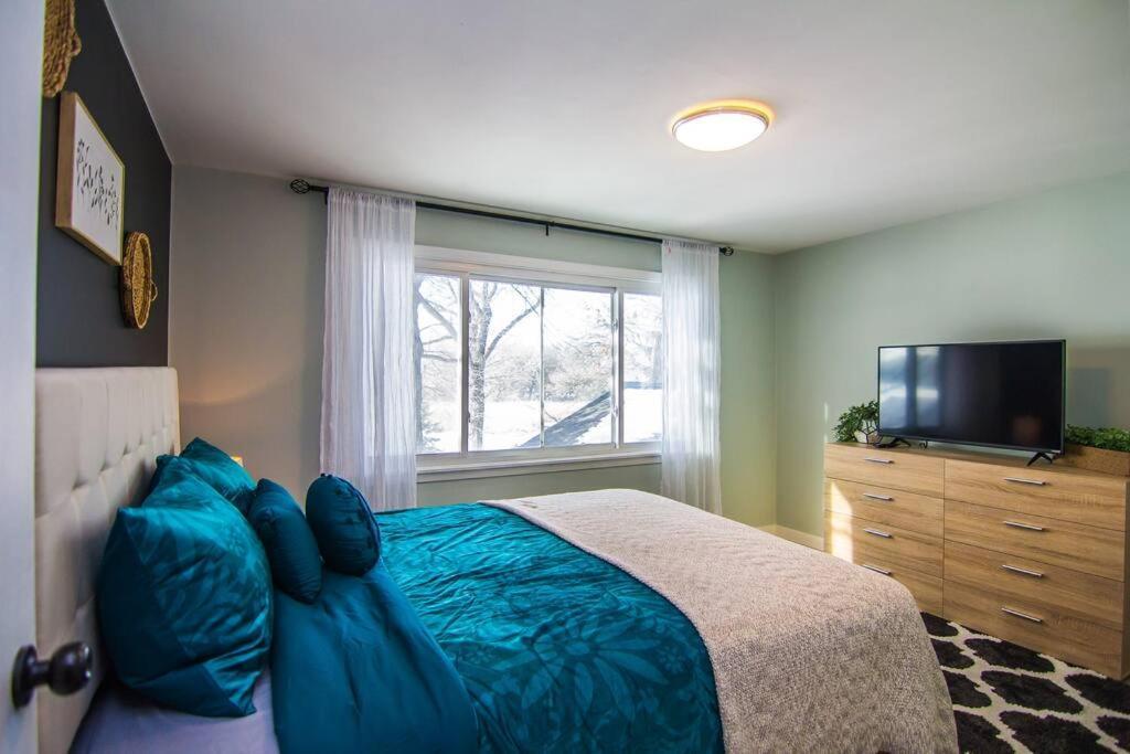 Lake House- Four Bedroom Retreat, King Bed, Beautiful Sunset! Brooklyn Center Εξωτερικό φωτογραφία