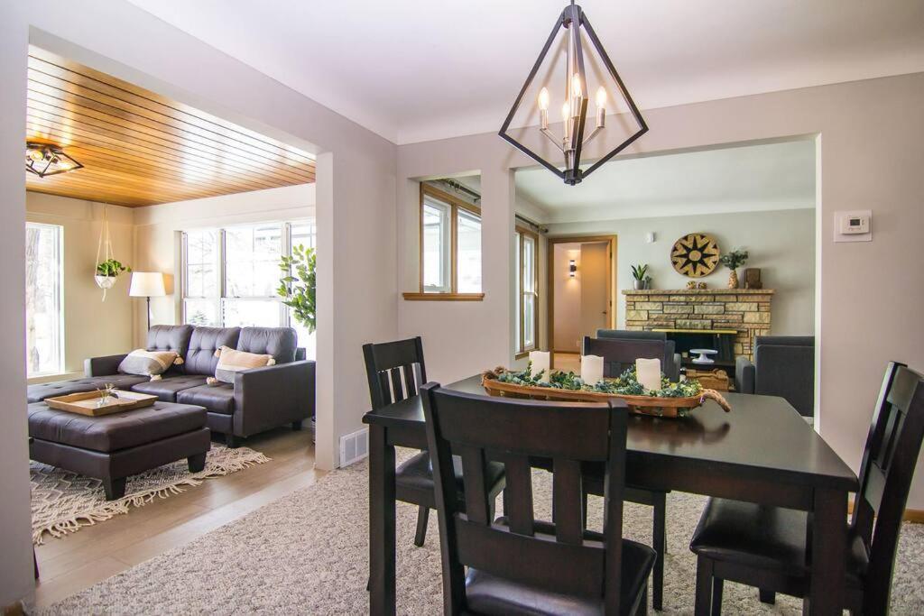 Lake House- Four Bedroom Retreat, King Bed, Beautiful Sunset! Brooklyn Center Εξωτερικό φωτογραφία