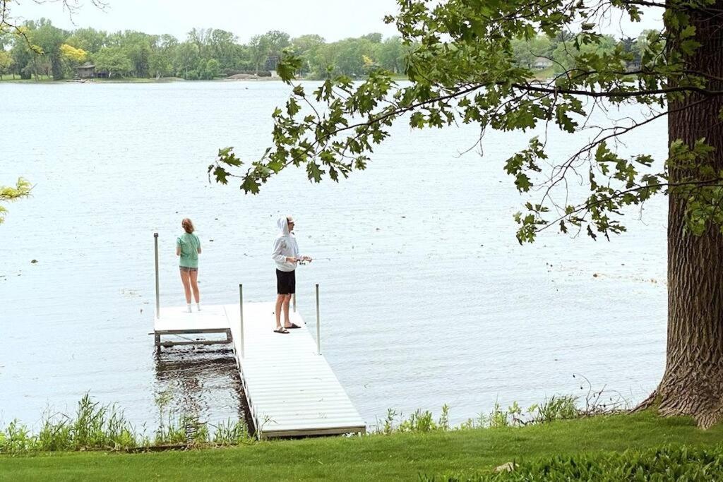 Lake House- Four Bedroom Retreat, King Bed, Beautiful Sunset! Brooklyn Center Εξωτερικό φωτογραφία