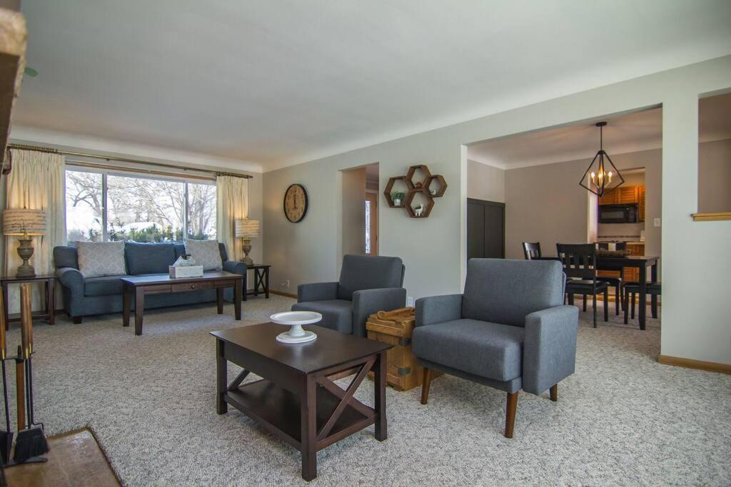 Lake House- Four Bedroom Retreat, King Bed, Beautiful Sunset! Brooklyn Center Εξωτερικό φωτογραφία