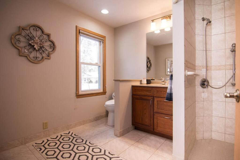 Lake House- Four Bedroom Retreat, King Bed, Beautiful Sunset! Brooklyn Center Εξωτερικό φωτογραφία