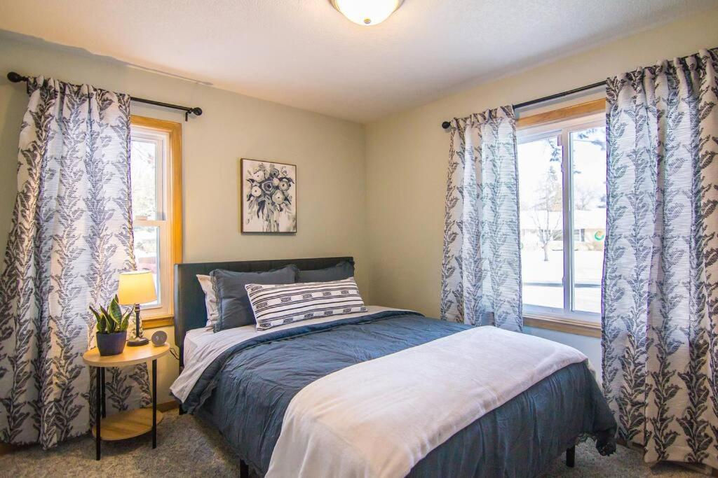 Lake House- Four Bedroom Retreat, King Bed, Beautiful Sunset! Brooklyn Center Εξωτερικό φωτογραφία