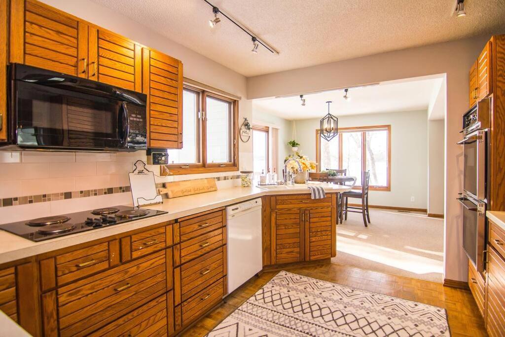 Lake House- Four Bedroom Retreat, King Bed, Beautiful Sunset! Brooklyn Center Εξωτερικό φωτογραφία