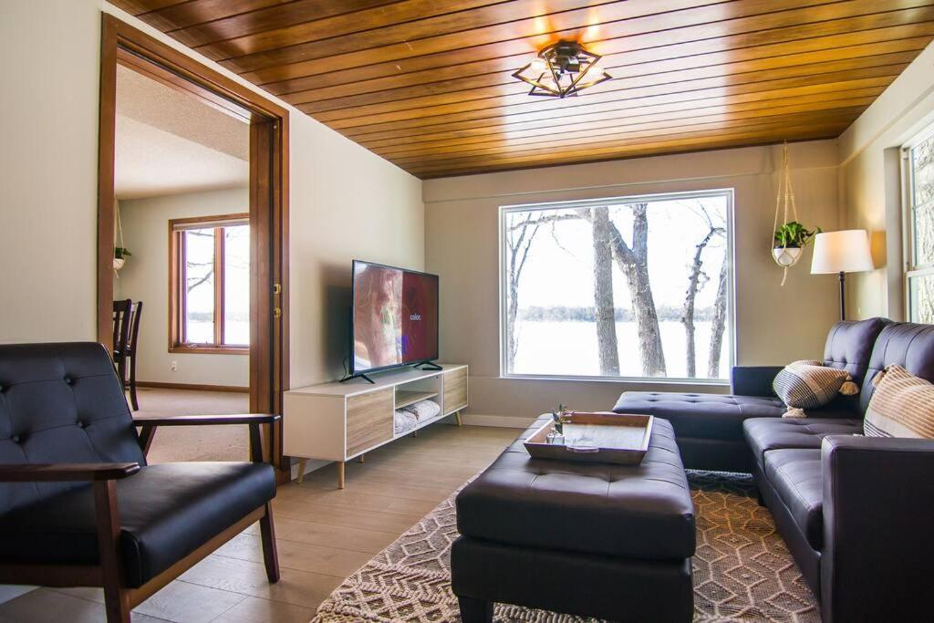 Lake House- Four Bedroom Retreat, King Bed, Beautiful Sunset! Brooklyn Center Εξωτερικό φωτογραφία